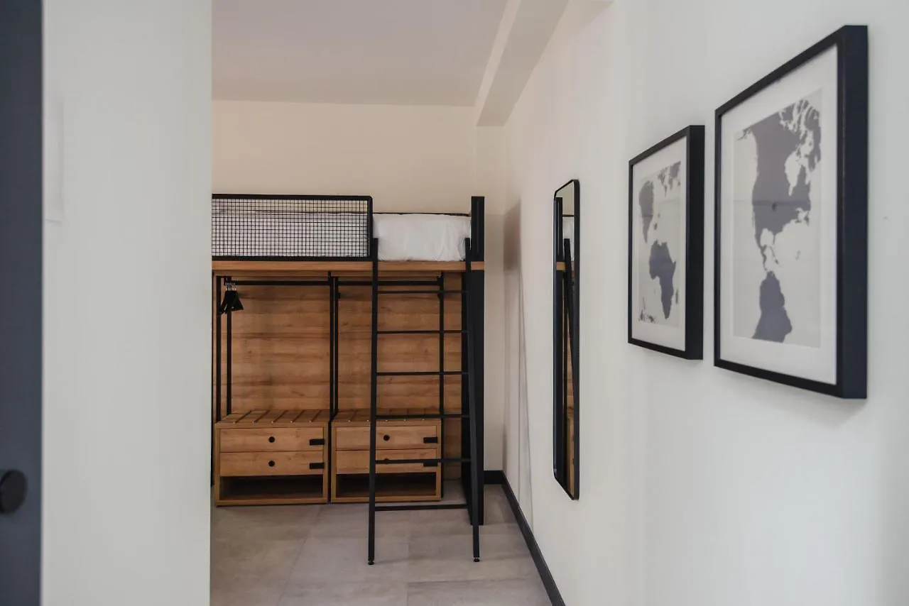 Latroupe La Granja Hostel Bilbao