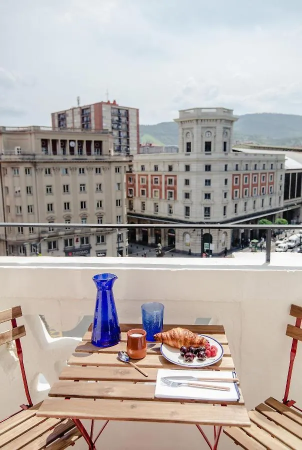 Latroupe La Granja Hostel Bilbao