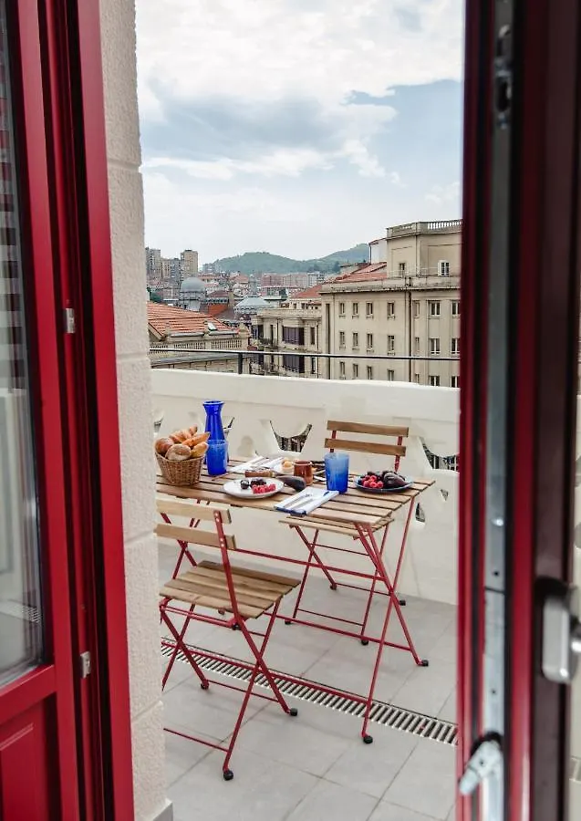 Latroupe La Granja Hostel Bilbao