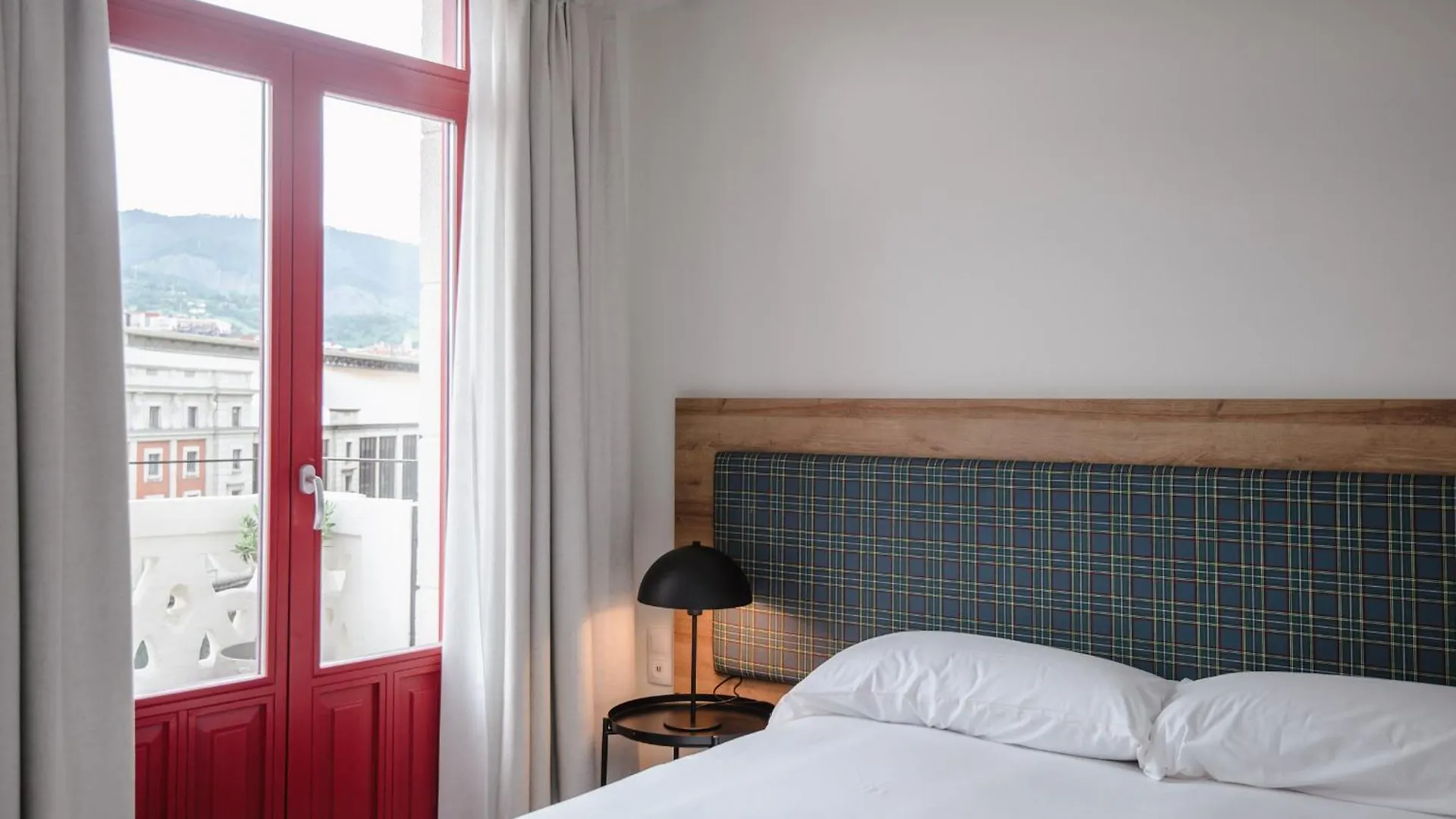 Latroupe La Granja Hostel Bilbao