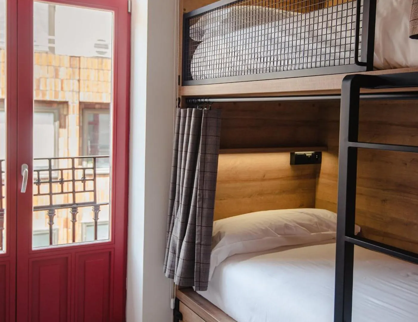 Latroupe La Granja Hostel Bilbao